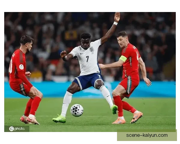 萨卡与英格兰前辈的交流凸显年轻球员的成长与国家队文化传承